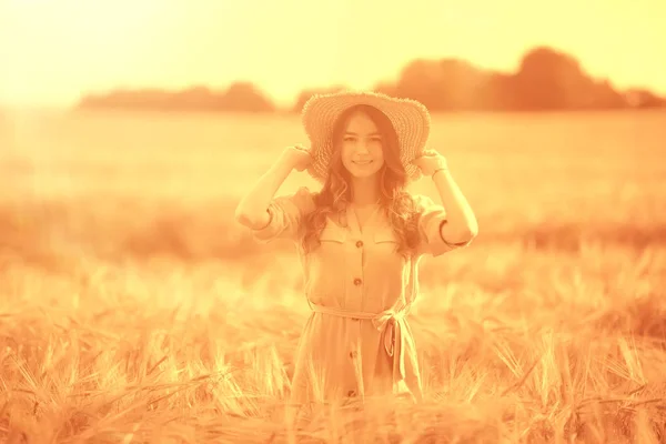 小麦畑夏の風景 幸せな若いモデル 夏と秋の自由とリラクゼーションコンセプト — ストック写真