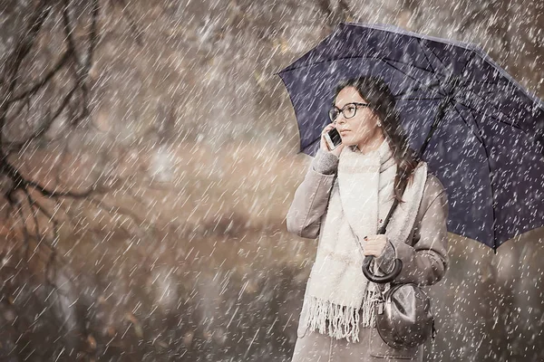 Donna Che Parla Telefono Autunno Pioggia Autunno Messaggio Meteo Sulla — Foto Stock