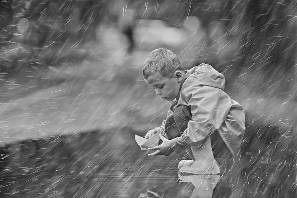 Мальчик Играет Лодки Лужу Детство Прогулки Осенняя Игра Парке Ребенок — стоковое фото