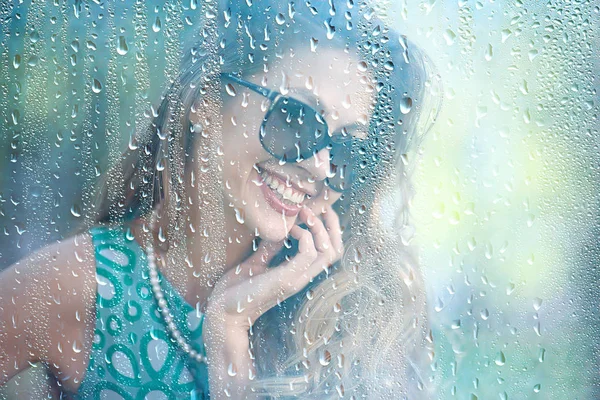 年轻的成年女孩窗外的景色在雨 雨滴玻璃温暖的秋雨季节性视图 — 图库照片