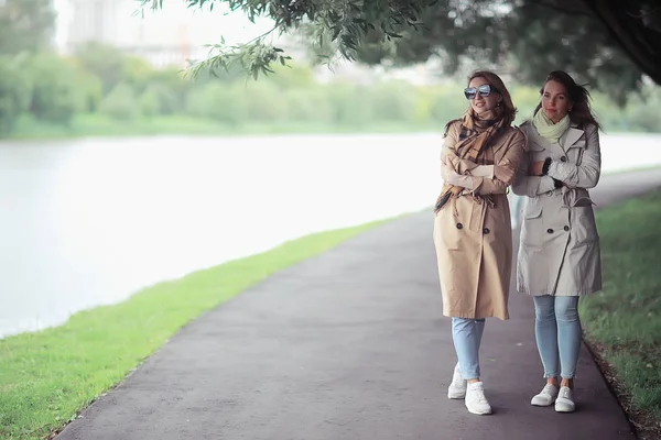 Herfst Mode Park Meisjes Twee Kijken Lopen Een Stadspark Twee — Stockfoto