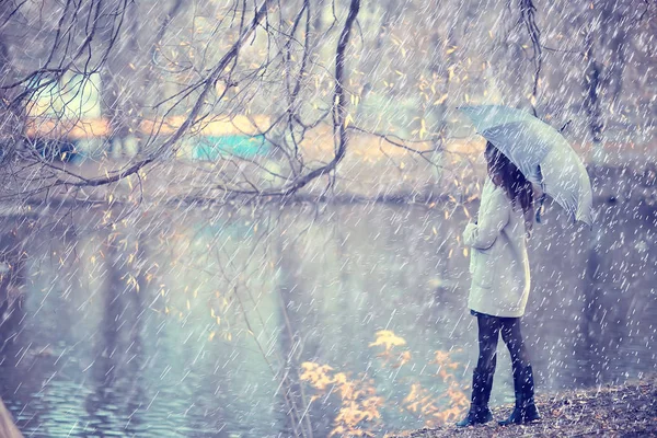 秋の雨滴モデル 女の子の秋の外観 風の中で水しぶきや雨滴 市内の10月 — ストック写真