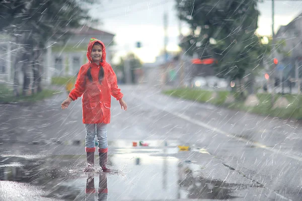 Gyermek Egy Esőköpenyt Játszik Kívül Eső Szezonális Fotó Őszi Időjárás — Stock Fotó
