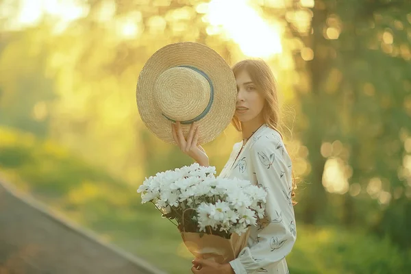 Menina Romântica Feliz Chapéu Palha Modelo Jovem Dia Verão Vestido — Fotografia de Stock