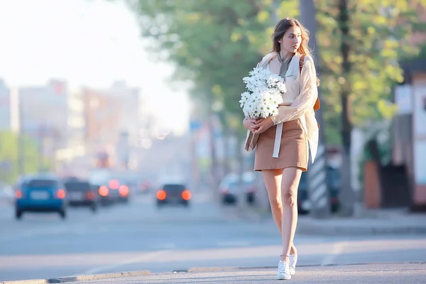 街の花を持つ幸せな女の子 夏の写真若い美しい女の子は 街の通りに花の花束を持っています — ストック写真