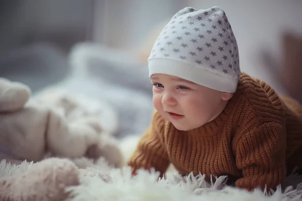 孩子在温暖的毛衣男孩 肖像季节性的衣服 温暖的针织毛衣上的孩子 秋天的肖像 — 图库照片