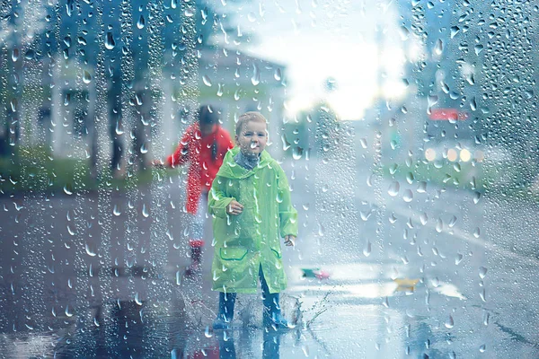 Діти Брат Сестра Грають Осінній Дощ Жовтень Погода Маленькі Діти — стокове фото