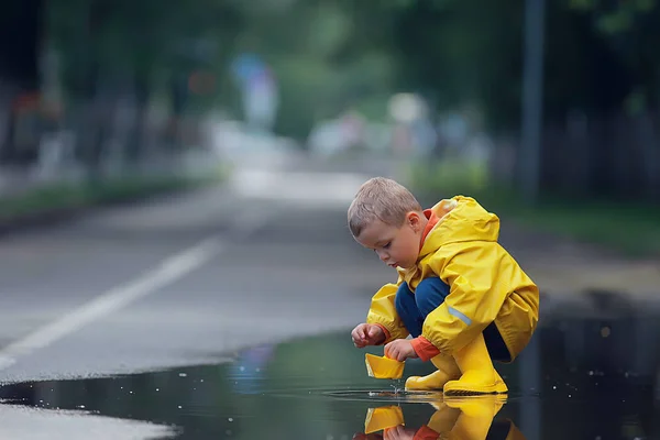 Ragazzo Gioca Barche Una Pozzanghera Infanzia Passeggiata Gioco Autunno Nel — Foto Stock