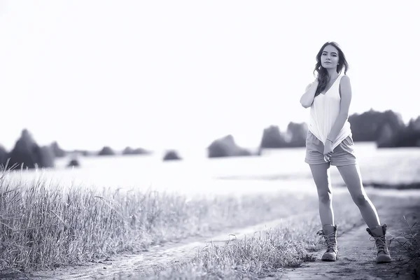 Giovane Felice Modello Europeo Vacanza Estiva Una Passeggiata Nella Natura — Foto Stock