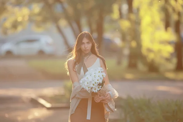 Fille Attente Rendez Vous Ville Fille Heureuse Avec Bouquet Fleurs — Photo