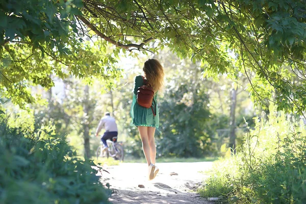 夏の遊び心のある大人の若い女の子がジャンプ 公園で陽気な美しいモデル 夏は短いスカートで見て — ストック写真