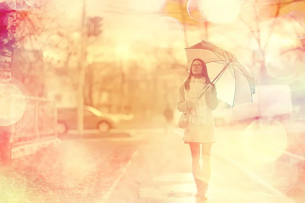 Dívka Deštníkové Lesy Krajina Podzimní Pohled Mladá Žena Deštníkem Městském — Stock fotografie