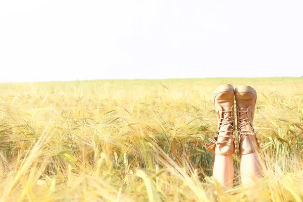 Menina Encontra Campo Com Pernas Para Cima Botas Pernas Destacam — Fotografia de Stock