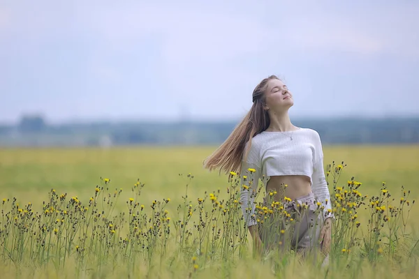 自然秋フィールドファッションモデルの女の子 夏のフィールド美しい若い幸せなモデルグラマラスな風景 — ストック写真