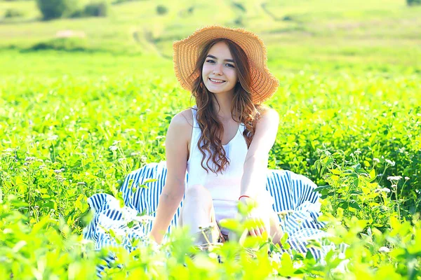 黄色い小麦畑の畑に麦わら帽子をかぶった少女の夏の肖像 プロヴァンスの素朴なロマンス — ストック写真
