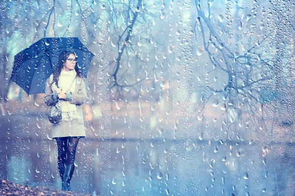 秋の雨滴モデル 女の子の秋の外観 風の中で水しぶきや雨滴 市内の10月 — ストック写真