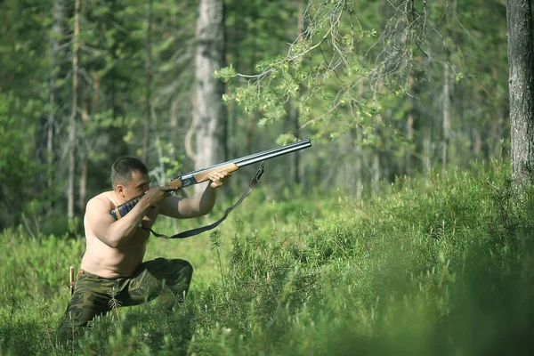 Mann Geht Sommer Auf Waldjagd Landschaft Wald Jäger Jagt Mit — Stockfoto