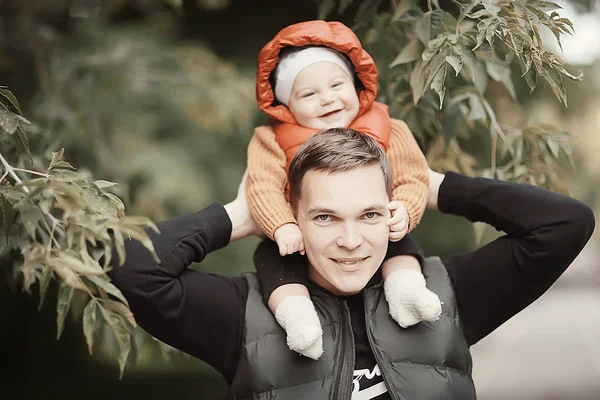 Bébé Papa Sur Ses Épaules Famille Soins Paternité Papa Fils — Photo