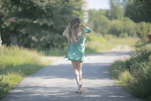 Verspielte Erwachsene Junge Mädchen Sommer Wirbelt Springen Fröhlich Schöne Modell — Stockfoto