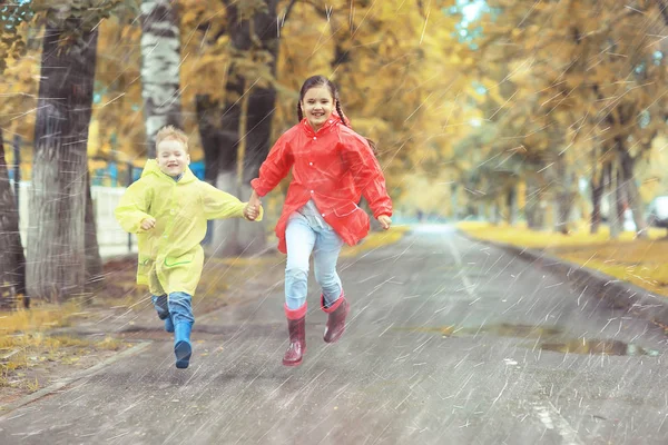 Дети Бегают Желтом Осеннем Парке Дождь Весело Прогулка Осень Сезонный — стоковое фото