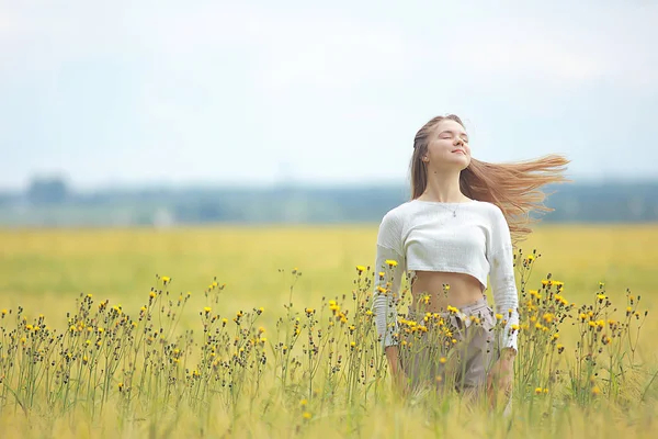 Blondine Mit Langen Haaren Herbstfeld Konzept Der Glückseligkeit Gesundheit Junger — Stockfoto