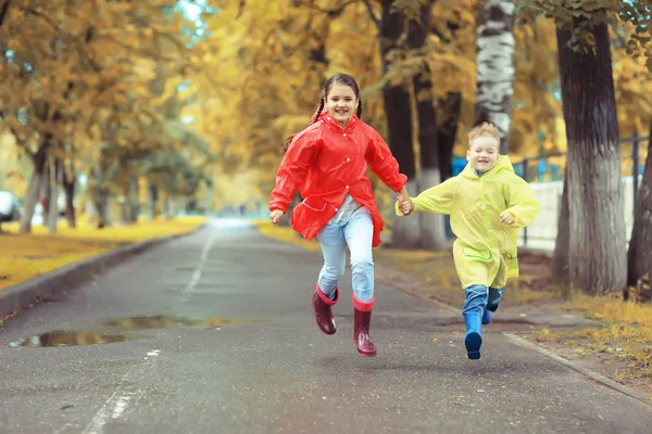 Bambini Corrono Nel Parco Giallo Autunno Pioggia Divertimento Passeggiata Autunno — Foto Stock