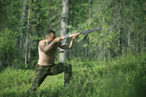 Hombre Caza Bosque Verano Paisaje Bosque Cazador Con Rifle Caza — Foto de Stock