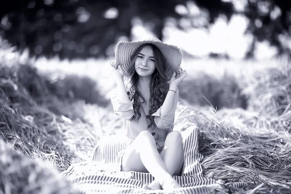 Chica Sentada Campo Con Sombrero Paja Vacaciones Verano Descanso Joven —  Fotos de Stock