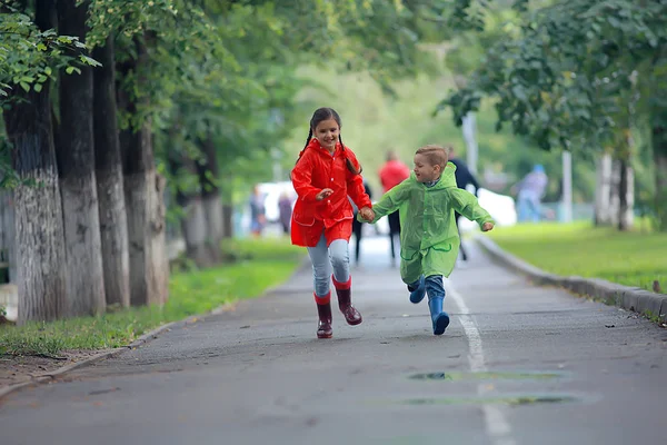 Дети Бегают Плащах Летний Парк Дождь Ходить Брат Сестра Дети — стоковое фото