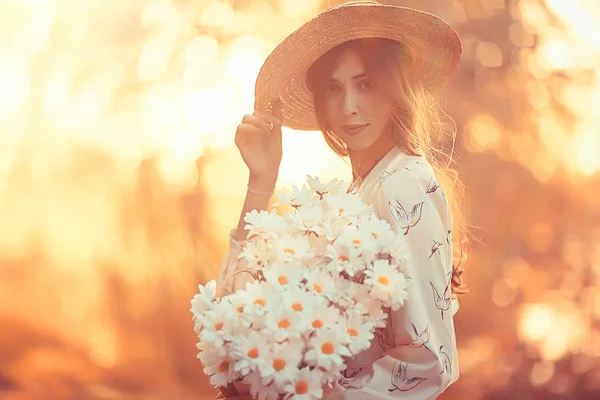 Glückliches Mädchen Mit Blumen Der Stadt Sommer Foto Junge Schöne — Stockfoto