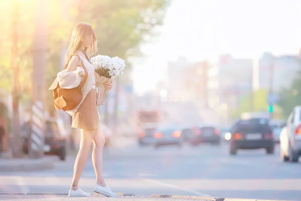 Fille Avec Bouquet Fleurs Promenades Voitures Rue Vue Urbaine Paysage — Photo