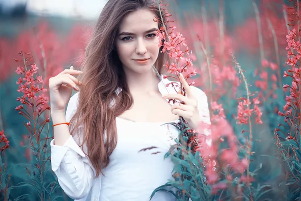 Doğa Sonbahar Alan Moda Modeli Kız Manzara Yaz Alanında Güzel — Stok fotoğraf