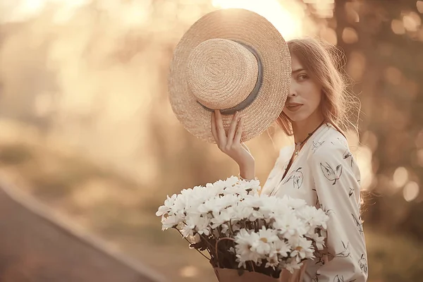 Glücklich Romantisches Mädchen Mit Strohhut Junges Modell Einem Kleid Sommertag — Stockfoto