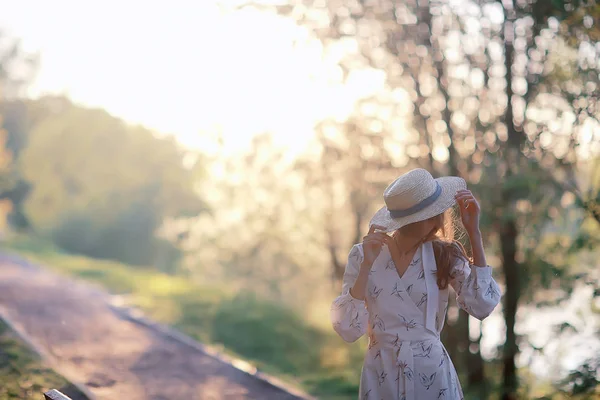 Menina Chapéu Palha Retrato Primavera Liberdade Conceito Primavera Vista Modelo — Fotografia de Stock