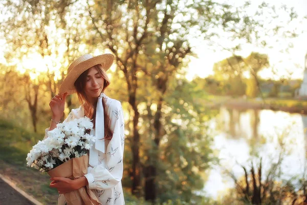 Happy Girl Flowers City Summer Photo Young Beautiful Girl Holding — Stock Photo, Image