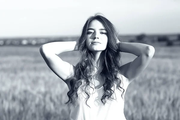 Junges Glückliches Europäisches Model Sommerurlaub Ein Spaziergang Der Natur Der — Stockfoto