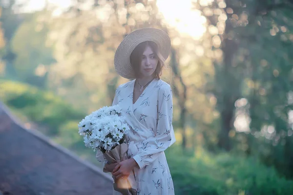 Fille Dans Une Paille Chapeau Portrait Printemps Liberté Concept Printemps — Photo