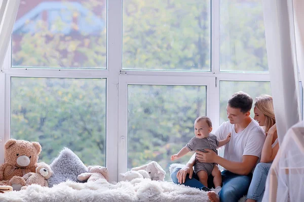 Mama Tata Dziecko Maluch Siedzi Oknie Młoda Rodzina Nowym Mieszkaniu — Zdjęcie stockowe