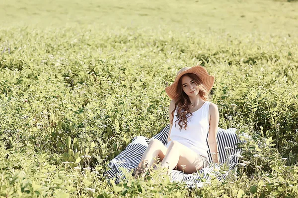 Ritratto Estivo Una Ragazza Cappello Paglia Campo Paesaggio Campo Grano — Foto Stock