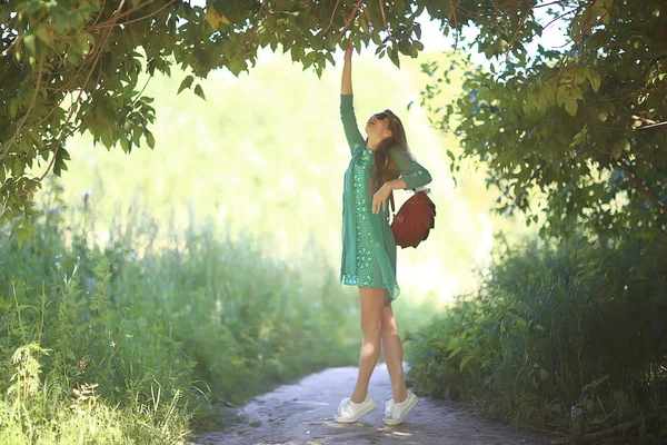 Sexy Bionda Passeggiata Estate Parco Stile Urbano Glamour Giovane Donna — Foto Stock