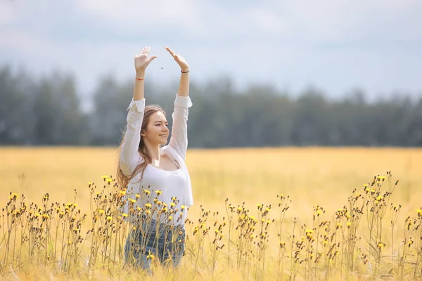 Autunno Campo Ragazza Salute Bella Giovane Modello Paesaggio Campo Estivo — Foto Stock