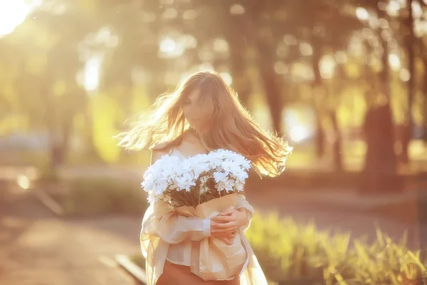 快乐的女孩与鲜花在城市 夏天照片年轻的美丽的女孩拿着一束鲜花在城市街道 — 图库照片