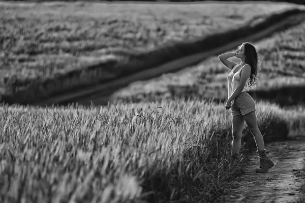 年轻的快乐欧洲模型 在大自然的夏季景观散步 一个成年女孩独自 — 图库照片