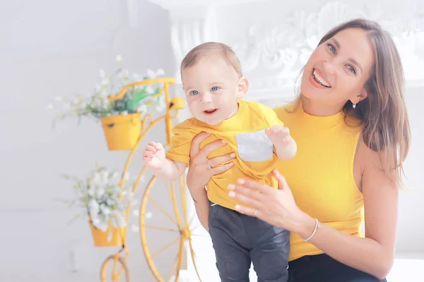 Mãe Com Uma Criança Pequena Dois Família Mãe Filho Maternidade — Fotografia de Stock