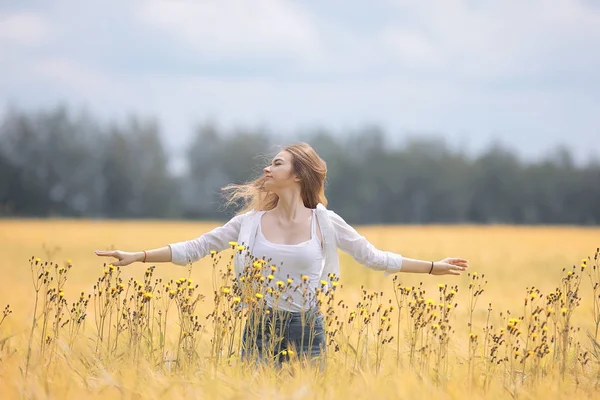 Lycklig Flicka Höst Fält Med Spikelets Landskap Vuxen Ung Flicka — Stockfoto