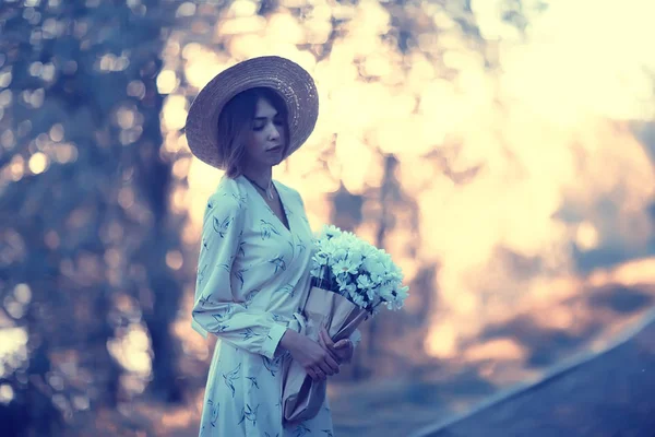 Ragazza Cappello Paglia Ritratto Primavera Libertà Concetto Primavera Vista Modello — Foto Stock