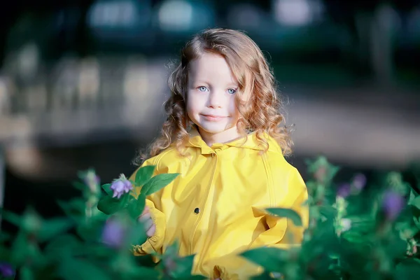 Malá Holčička Žlutém Deštníku Portrét Dítěte Podzimních Šatech Procházka Deštěm — Stock fotografie