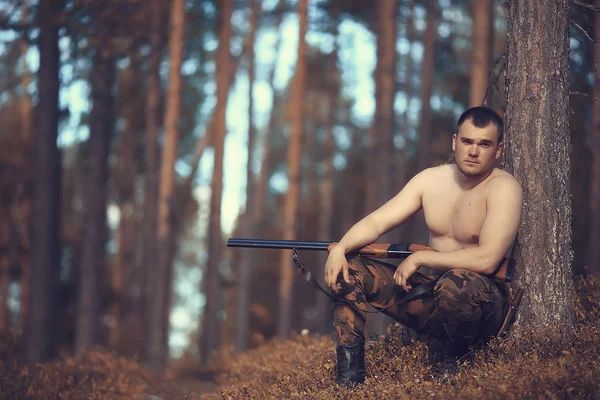 Caza Hombre Cazador Con Arma Caza Bosque Otoño Árboles Amarillos —  Fotos de Stock