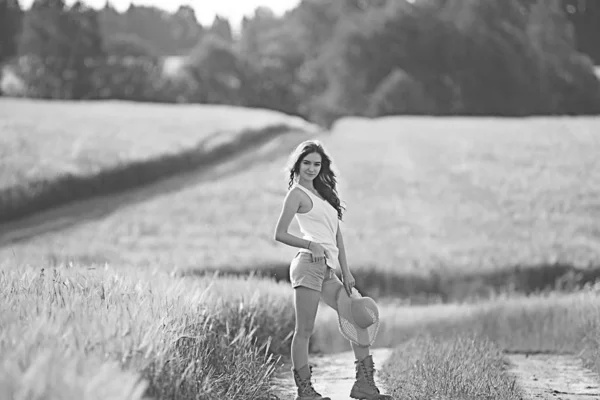 Ung Lycklig Europeisk Modell Sommarsemester Promenad Naturen Sommar Landskapet Vuxen — Stockfoto
