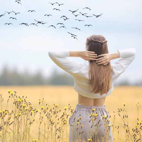 Chica Anónima Campo Vista Desde Espalda Felicidad Libertad Alegre Chica —  Fotos de Stock